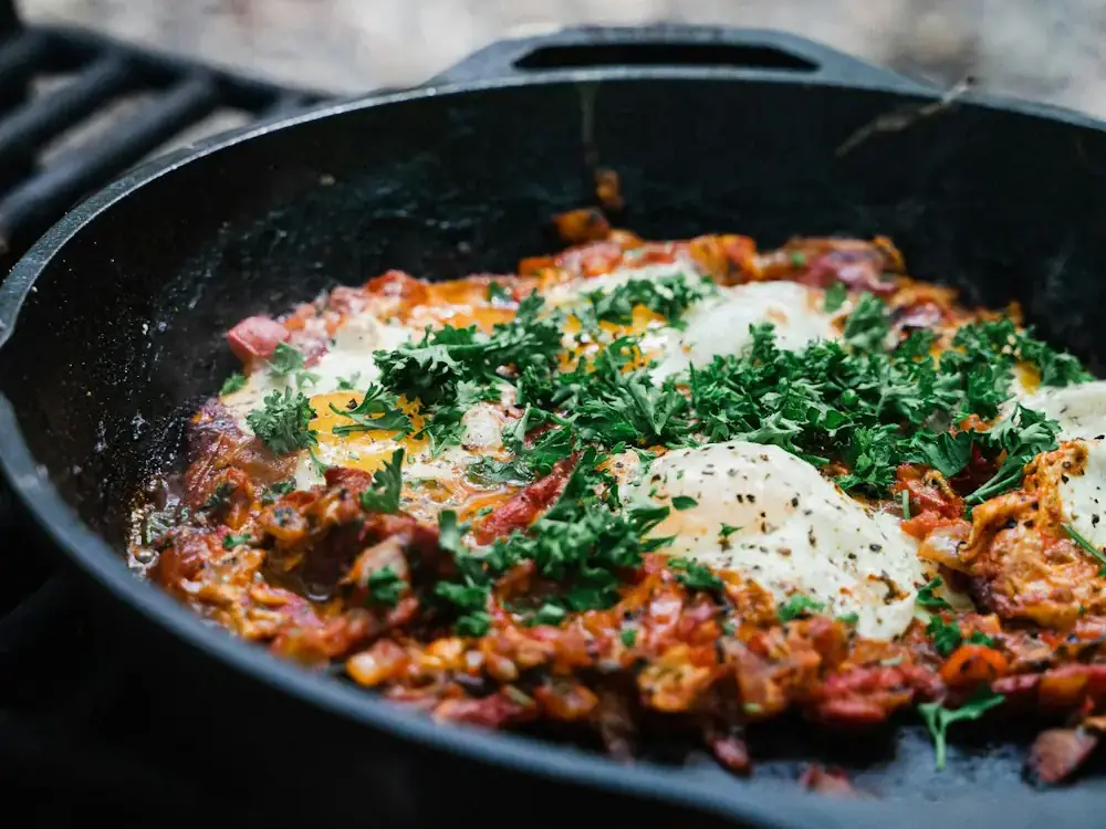 Döküm tavada yumurtalı şakşuka