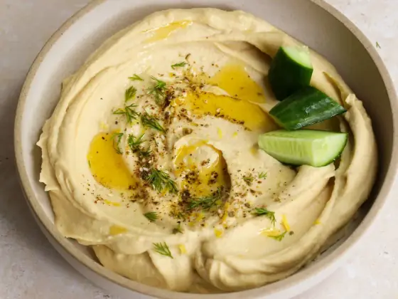 Zeytinyağlı humus ve salatalık