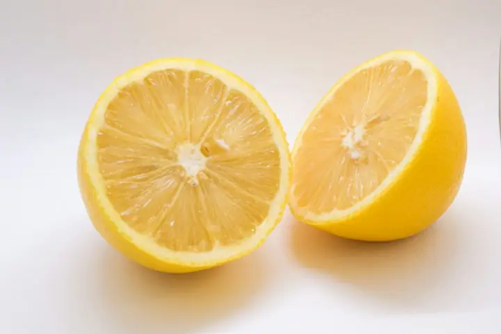 İkiye kesilmiş limon
